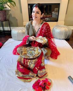 पति से दूर रवीना टंडन ने बेहद जबरदस्त अंदाज में मनाया करवाचौथ, देखिए वीडियो कॉल और पूजा की खास तस्वीरें