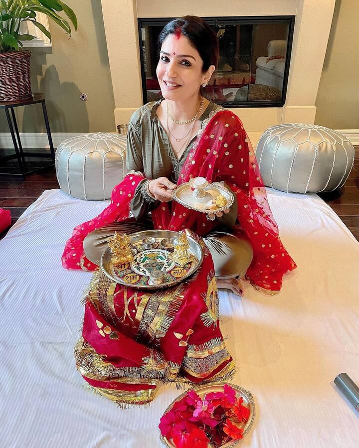 इस दौरान रवीना टंडन ने बेहद खूबसूरत एथनिक लिबास कैरी किए थे. इस लुक में उनका पूजा वाला लाल दुपट्टा चार चांद लगा रहा था. (Photo Credit: Raveena Tandon Instagram)