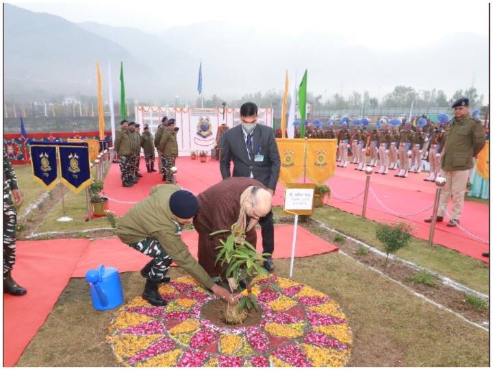 Home Minister Amit Shah pays tribute to the CRPF jawan said Salute to the heroes who died for the country Jammu Kashmir: पुलवामा हमले में शहीद जवानों को Amit Shah ने दी श्रद्धांजलि, इस तरह किया सलाम
