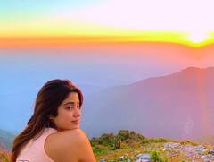 Janhvi Kapoor अपने गर्ल गैंग के साथ पहाड़ो में घूम रही हैं, देखने को मिला एक्ट्रेस का नेचुरल लुक