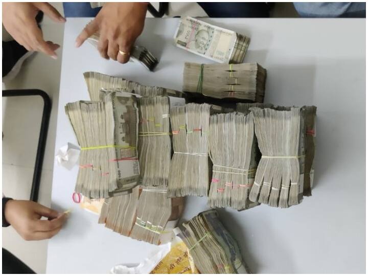 A bag full of 58 lakh cash recovered at Delhi Red Fort metro station दिल्ली के लाल किला मेट्रो स्टेशन पर बरामद हुआ 58 लाख कैश से भरा बैग, जानें पूरा मामला