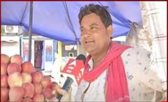 जब Akhilesh Yadav के अच्छे-अच्छे काम गिनाने लगा सेब बेचने वाला ! | UP KA MOOD KYA HAI