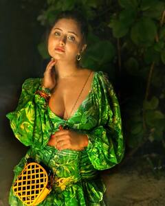 मालदीव पहुंची Rashami Desai ने ग्रीन शॉर्ट ड्रेस पहन दिखाई ऐसी अदाएं, मिनटों में वायरल हो गईं तस्वीरें