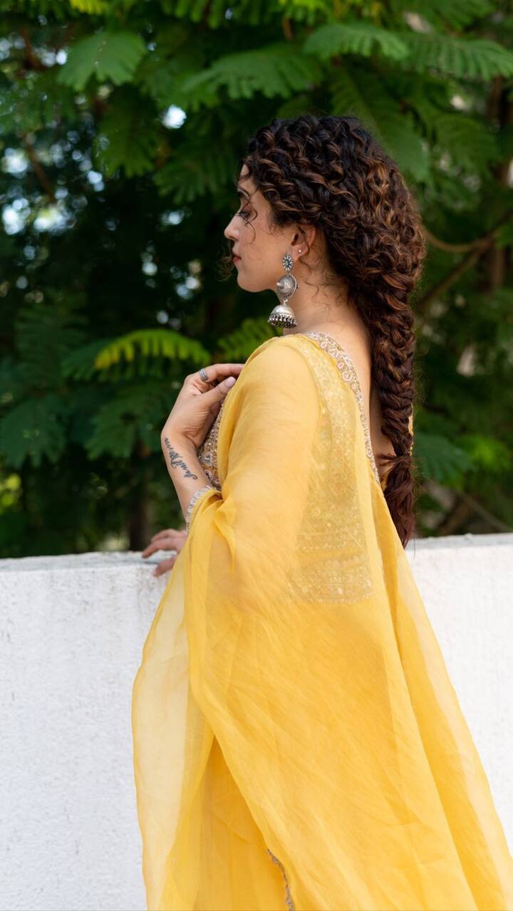 டெல்லியில் பிறந்த சன்யா டான்ஸ் இந்தியா டான்ஸ் நிகழ்ச்சியில் பங்கேற்று திரையுலகில் நுழைந்தார்.