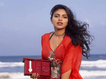 Amala Paul New Movie Makes Debut as Producer Cadaver First Look Poster Revealed Cadaver First Look: சடலத்திற்கு நடுவே ஒரு சாப்பாடு.. மாஸ் காட்டும் அமலாபால்!