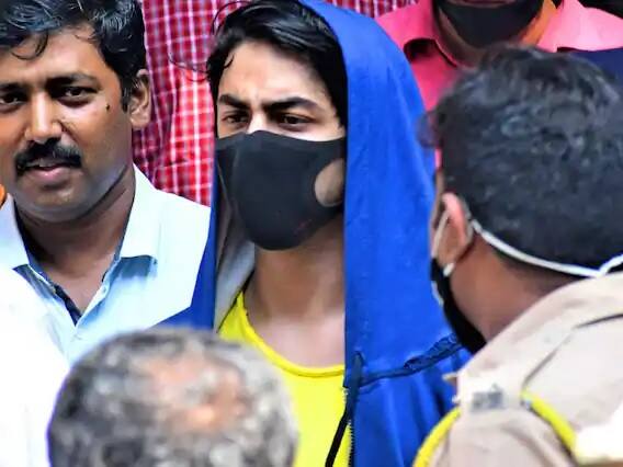 জেল থেকে আরিয়ান একবার ভিডিও কলে মা গৌরি ও বাবা শাহরুখের সঙ্গে কথা বলেছিলেন। আর সেই সময় পুরো পরিবারই আবেগবিহ্বল হয়ে পড়েছিল।