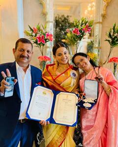 Kangana Ranaut National Award: लाल बॉर्डर वाली गोल्डन साड़ी, सोने का हार और झुमके, बालों में गजरा, रानी की तरह सजकर अवॉर्ड लेने पहुंचीं कंगना