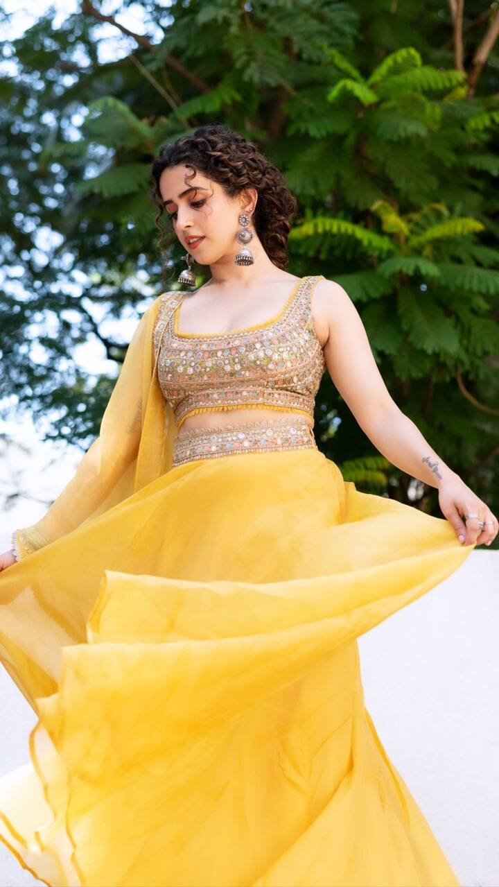 தற்போது ஷாரூக்கான் வைத்து அட்லீ இயக்கும் படத்தில் நடித்து வருகிறார்.