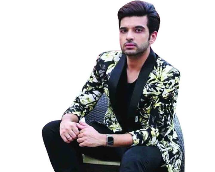 करण कुंद्रा : टीवी इंडस्ट्री में चॉकलेट ब्वॉय के नाम से फेमस करण कुंद्रा को लेकर ख़बरें हैं कि एक्टर बिग बॉस 15 में हर हफ्ते के लिए 8 लाख रुपए चार्ज कर रहे हैं.