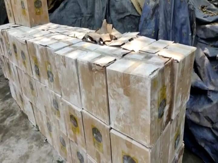 Bihar News: Liquor worth lakhs was being brought under the guise of white cement, police confiscated, two arrested ann Bihar News: वाइट सीमेंट के आड़ में लाई जा रही थी लाखों की शराब, पुलिस ने किया जब्त, दो गिरफ्तार