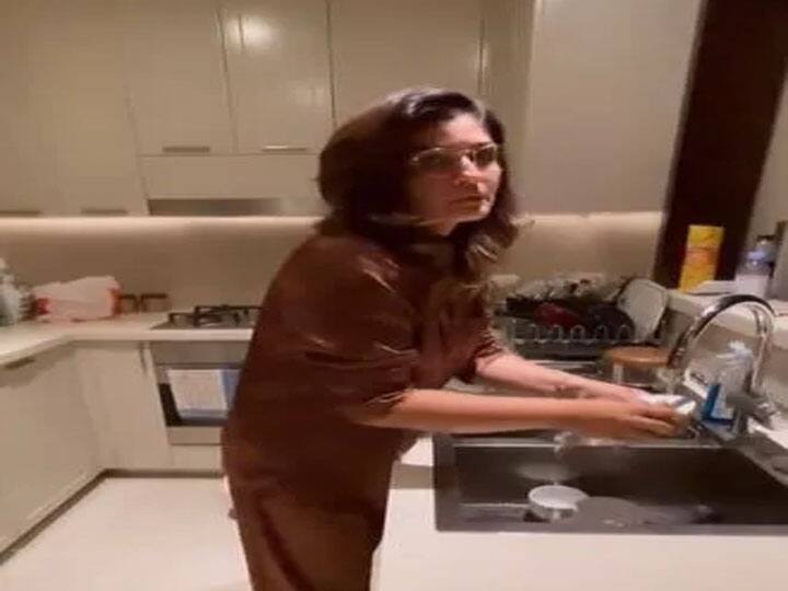 उसकी मॉड्यूलर रसोई में क्रीम कलर का यूज किया गया हैं. उसके पूरे घर में मौव कलर के पर्दे देखने को मिलते हैं. दूसरी ओर, उनका बेडरूम बहुत आरामदायक है. वर्क फ्रंट की बात करें तो रवीना अपनी आने वाली फिल्म केजीएफ 2 में यश और संजय दत्त के साथ दिखाई देंगी. फिल्म 2022 में रिलीज होने वाली है.