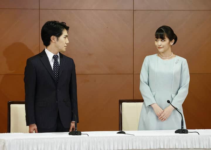 Japan's former princess Mako (R), the elder daughter of Prince Akishino and Princess Kiko, and her husband Kei Komuro (L), who she originally met while at university, pose during a press conference to announce they have married, at the Grand Arc Hotel in Tokyo on October 26, 2021. (Image: AFP)