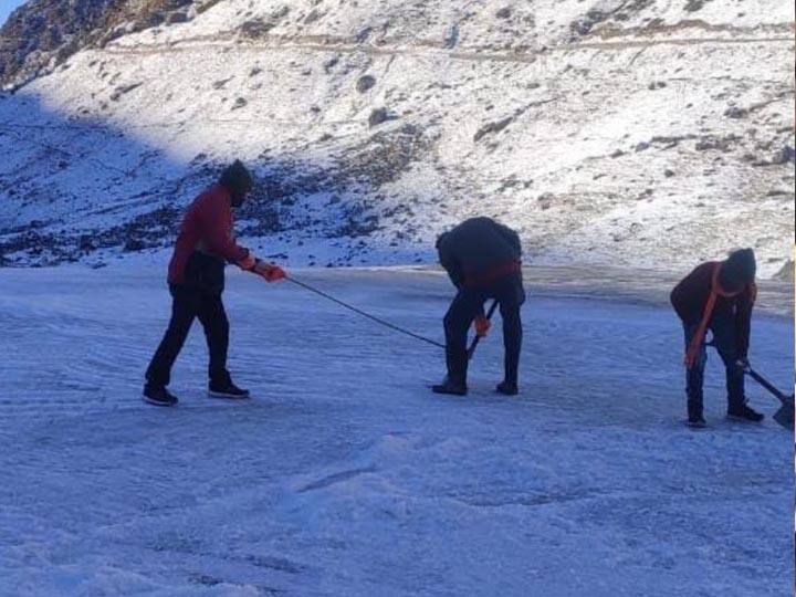 Kedarnath Yatra: केदारनाथ धाम में हुई बर्फबारी ने बढ़ाई ठिठुरन, खिले श्रद्धालुओं के चेहरे Uttarakhand Weather heavy snowfall at kedarnath dham ANN Kedarnath Yatra: केदारनाथ धाम में हुई बर्फबारी ने बढ़ाई ठिठुरन, खिले श्रद्धालुओं के चेहरे