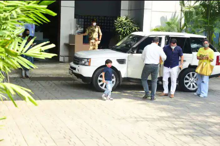 ਬਾਲੀਵੁੱਡ ਸਿਤਾਰੇ ਸੈਫ ਅਲੀ ਖਾਨ ਅਤੇ ਕਰੀਨਾ ਕਪੂਰ ਖਾਨ ਨੂੰ ਹਾਲ ਹੀ 'ਚ ਮੁੰਬਈ ਦੇ ਇਕ ਪ੍ਰਾਈਵੇਟ ਏਅਰਪੋਰਟ 'ਤੇ ਦੇਖਿਆ ਗਿਆ।