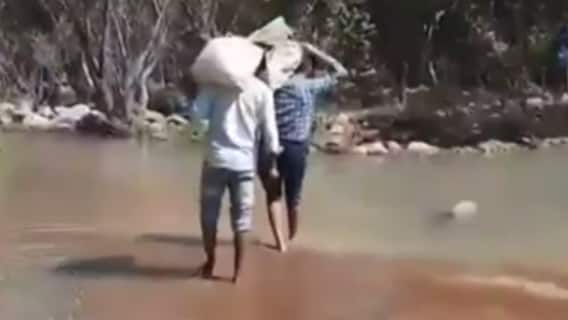 क्यों Chhattigarh के इस गांव में कंधों पर Mid-Day Meal लाद स्कूल जाते हैं शिक्षक | घंटी बजाओ