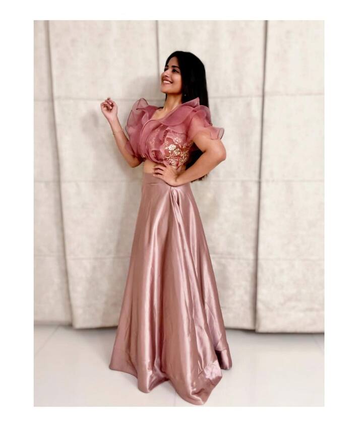 (Image Credit/Megha Akash Instagram)తెలుగుతో పాటూ తమిళంలోనూ సత్తా చాటుకుంటోన్న మేఘా బాలీవుడ్ లోనూ మెరిసింది. వరుస సినిమాలు చేస్తున్నా స్టార్డమ్ దక్కని మేఘా ఆకాష్ సోషల్ మీడియాలో యాక్టివ్ గా ఉంటుంది.