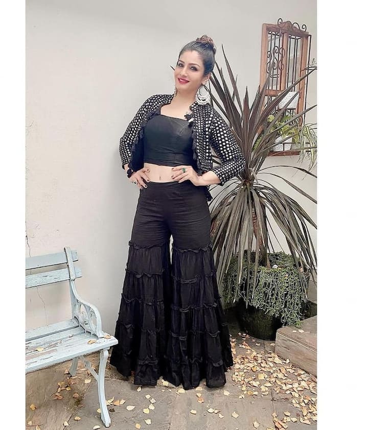 रविना टंडन सुपरस्टार यश स्टारर 'केजीएफ चॅप्टर 2'मध्ये दिसून येणार आहे. याआधी 2017 मध्ये आलेल्या 'मातृ' या चित्रपटात रविना दिसून आली होती. या चित्रपटात ती मुख्य भूमिकेत होती. (Photo:@RaveenaTandonOfficial/FB)