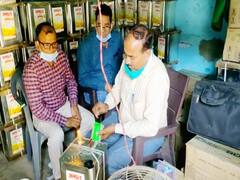 Firozabad Raid: फिरोजाबाद के एक घर से मिला नेपाल में बना तेल व रिफाइंड, अवैध रूप से बेचा जा रहा था