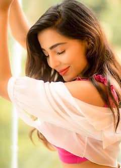 parvati nair pics: வெள்ளை ரோஸில் கொள்ளையடிக்கும் பார்வதி நாயர்...!