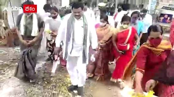 MLA Chittibabu: ఇదేందయ్యా.. ఎమ్మెల్యే పాదాలకు పూల వర్షం!
