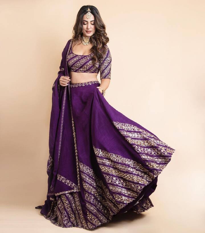 पर्पल कलर के लहंगे में हिना खान बेहद हसीन लग रही थीं. सॉफ्ट कर्ल और पर्ल ज्वैलरी के साथ एक्ट्रेस ने अपने लुक को परफेक्ट टच दिया था. आप भी दिवाली के मौके पर इस लुक को कैरी कर सकती हैं.