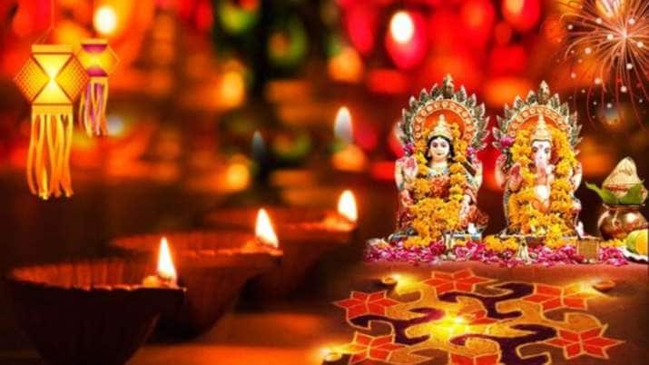 Diwali 2021: कब है दीपावली? इस आरती के बिना पूरी नहीं होती मां लक्ष्मी की पूजा
