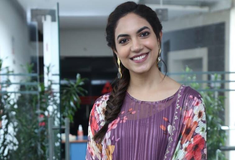 ritu varma response to the marriage related questions and varudu kavalenu movie Ritu Varma:  ఇంట్లో ఇబ్బంది లేదు... పెళ్లి నిర్ణ‌యం నాదే!