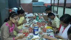 Mumbai : दिव्यांग बांधवांचा अभिनव उपक्रम, साकारल्या पणत्या, 'नाडे' संस्थेकडून दिव्यांगांना प्रशिक्षण