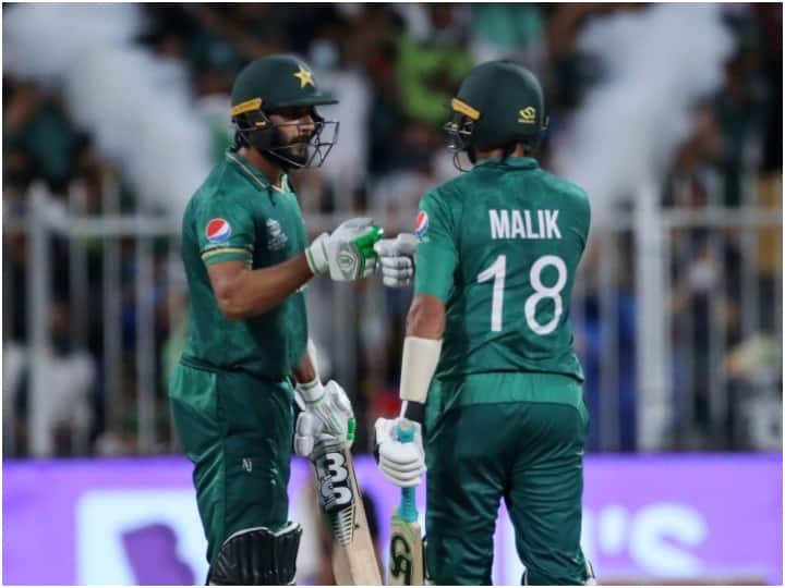 T20 Worldcup 2021: Big blow for Pakistan ahead of semi final with Australia Rizwan, Malik miss training with mild flu T20 World Cup 2021, 2nd Semifinal, Pakistan vs Australia: सेमीफायनलपूर्वी पाकिस्तानची धाक-धूक वाढली, मॅच विनर खेळाडूंची प्रकृती बिघडली