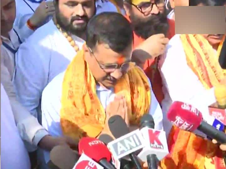 Delhi CM Arvind Kejriwal offers prayers at Hanuman Garhi temple in Ayodhya Arvind Kejriwal In Ayodhya: सीएम केजरीवाल ने किए रामलला के दर्शन, साथ ही किया बड़ा एलान