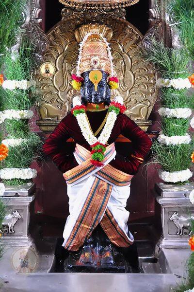 त्यामुळे यंदा 15 नोव्हेंबर रोजी होणार कार्तिकी यात्रेचा सोहळा कोरोनाचे नियम पाळून व्हावा या वारकरी संप्रदायाच्या मागणीला मुख्यमंत्री उद्धव ठाकरे आणि उपमुख्यमंत्री अजितदादा पवार यांनी हिरवा कंदील दाखवल्याचे संकेत मिळाल्याने आता प्रशासन देखील तयारीला लागले आहे .  (Photo tweeted by : @PandharpurVR)