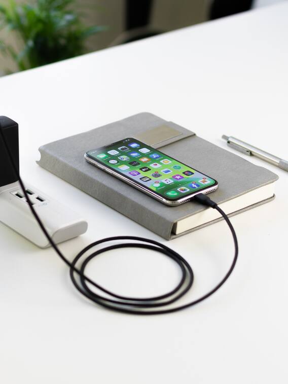 स्मार्टफोन चार्ज करते समय भूलकर भी न करें ये काम