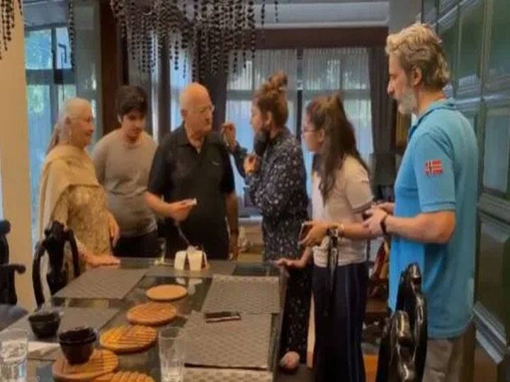मीडिया रिपोर्ट के अनुसार एक्ट्रेस के घर में बोल्ड रंग का इस्तेमाल किया गया है, जो हर तत्व को सौंदर्य की दृष्टि से अलग बनाते हैं. न केवल उसके पास खाने की मेज के ऊपर एक विशाल झूमर लटका हुआ है, बल्कि उसके घर में एक दीवार भी है. रवीना के घर में कई सारी सीनरी देखने को मिलेगी. विशाल झूमर के अलावा रवीना के डाइनिंग रूम में दीवार पर गहरे हरे रंग के चौकोर पैनल, लकड़ी के फर्श और डाइनिंग टेबल हैं.