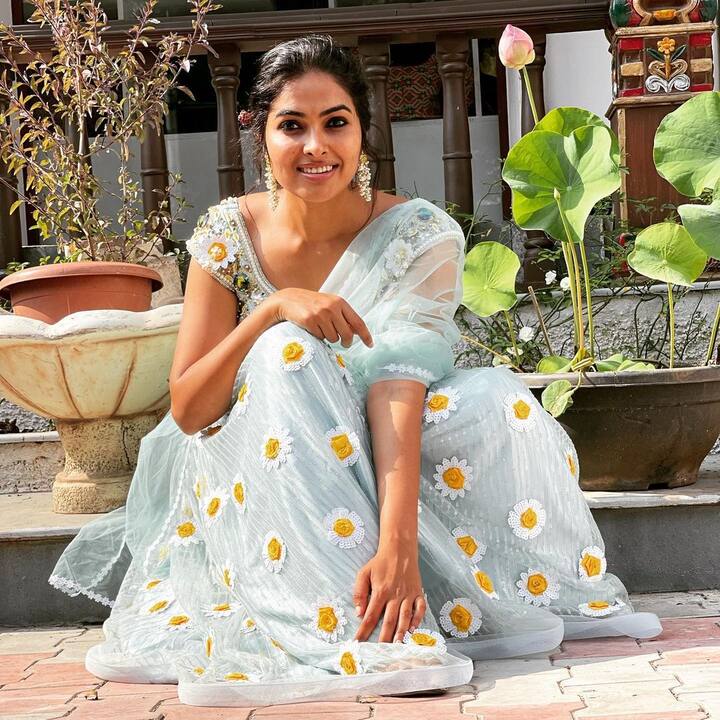 (Image credit: Instagram) పూల లెహెంగాలో సొట్టబుగ్గల సుందరి అందంగా మెరిసిపోతోంది.