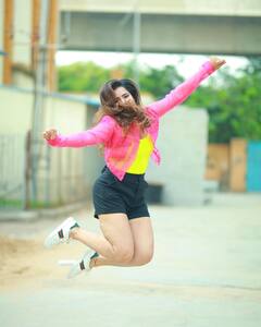 Ashu Reddy Photos: చిట్టి డ్రెస్‌లో కేక పుట్టిస్తున్న బుల్లి తెర సమంత ‘అషురెడ్డి’