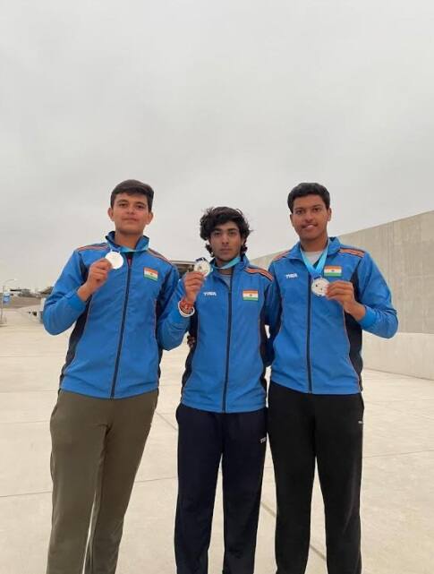 Trap Shooting Madel : પેરુમાં યોજાયેલી જુનિયર વર્લ્ડ ટ્રેપ શૂટિંગ ચેમ્પિયનશીપમાં સુરેંદ્રનગરના દસાડાના બખ્તિયારૂદિન મલિકે સિલ્વર મેડલ જીતીને ઇતિહાસ રચ્યો છે. બખ્તિયારૂદિન ભારતીય ટ્રેપ શૂટર્સની ટીમમાં ટોપ થ્રીમાં સ્થાન ધરાવે છે અને હવે તે આંતરરાષ્ટ્રીય ચેમ્પિયનશીપમાં બીજા સ્થાને જીત મેળવીને સિલ્વર બોય બની ગયો છે.