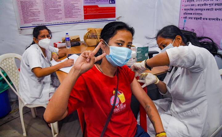 कोरोनाच्या (Coronavirus) तिसऱ्या संभाव्य लाटेच्या पार्श्वभूमीवर महाराष्ट्रातील (Maharashtra)निर्बंध पुन्हा एकदा कडक लावण्यात होते. ज्यामुळे कोरोनाबाधितांच्या संख्येवर नियंत्रण मिळवण्यात राज्याला मोठे यश आले.