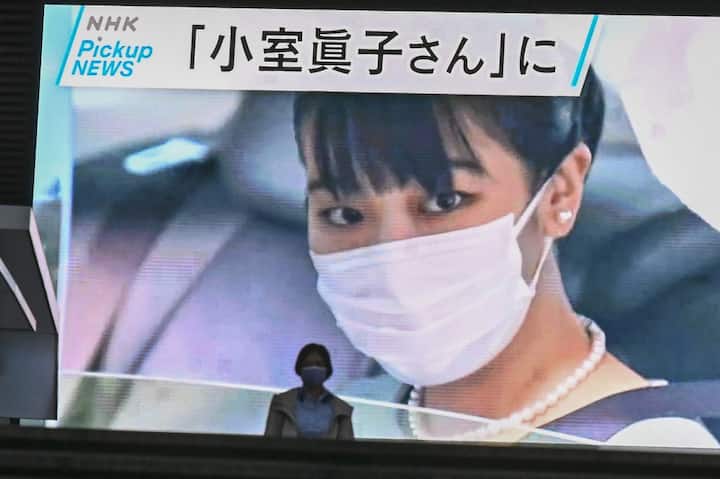 A screen displays news reporting the marriage of Japan's former princess Mako, the elder daughter of Prince Akishino and Princess Kiko, and her husband Kei Komuro in Tokyo on October 26, 2021. (Image: AFP)
