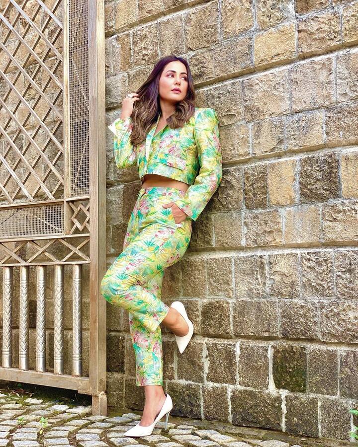 हिना खान ने एक प्रिंटेड पैंट के साथ मैचिंग शॉर्ट जैकेट को पेयर किया था, जिसमें उन्होंने बेहद ही स्टाइलिश पोज दिया. खुले बाल और व्हाइट हील्स के साथ एक्ट्रेस ने अपने लुक को पूरा किया था.