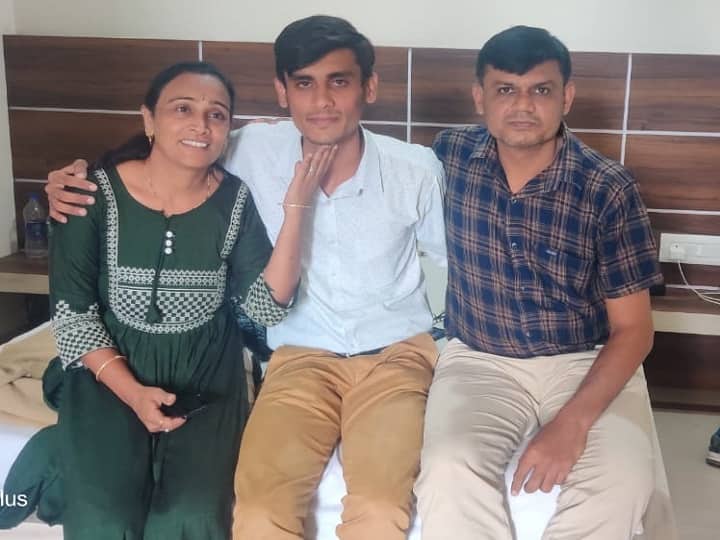 Surat : son found after three year by father from Bangalore due to vaccination Surat : વેક્સીનેશનને કારણે 3 વર્ષથી ગુમ પુત્રનું પરિવાર સાથે થયું મિલન, જાણો કેવી રીતે મળી પુત્રની ભાળ?