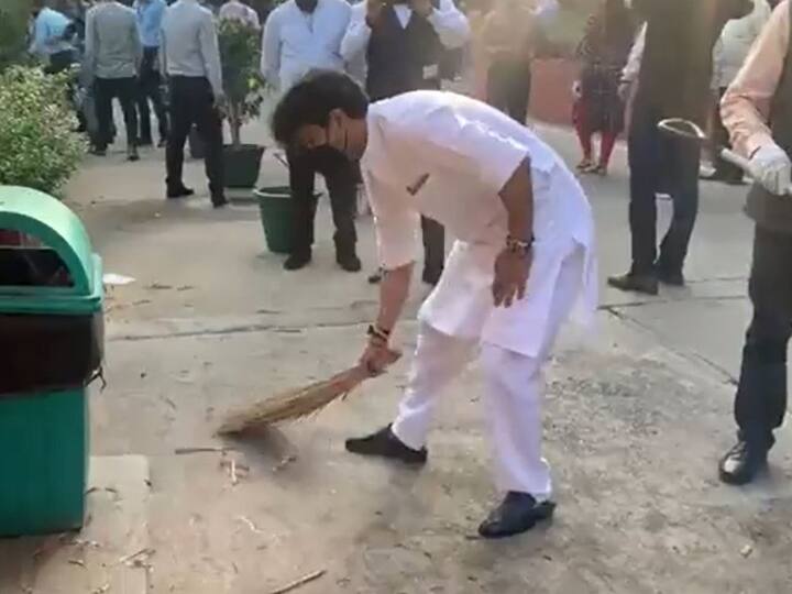 Video of Jyotiraditya Scindia sweeping viral on social media ज्योतिरादित्य सिंधिया का झाड़ू लगाते हुए वीडियो सोशल मीडिया पर वायरल, देखें