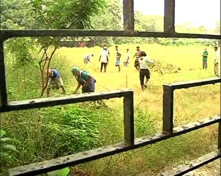 এতদিন বন্ধ থাকায় স্কুলের ছত্রে ছত্রে প্রকট দৈন্য দশা। এরই মধ্যে উদ্বেগের পারদ চড়িয়ে রাজ্যে ফের দৈনিক করোনার সংক্রমণ হাজার ছুঁইছুঁই।