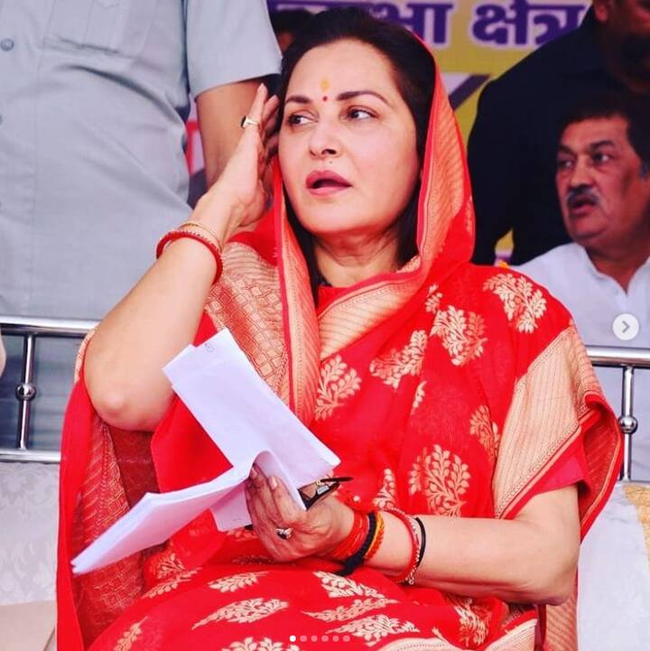 एडीआर की रिपोर्ट के मुताबिक जया प्रदा के पास मर्सिडीज बेंज, Outlender, Ford Endeavor, Ford Ikon और Xylo Mahindra जैसी लग्जरी गाड़ियां हैं. इन गाड़ियों की कीमत 60 लाख बताई गई है.