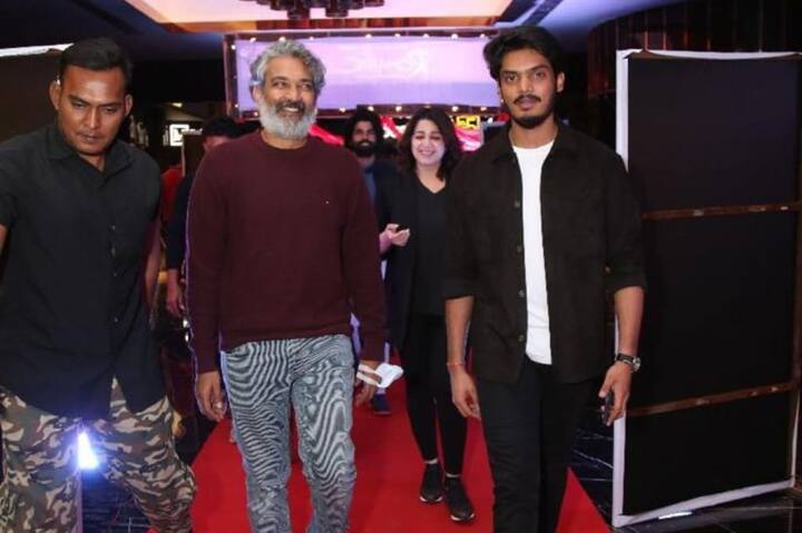 (Photo Courtesy: PuriConnects Instagram) పూరి జగన్నాథ్ కొడుకు ఆకాష్ పూరి నటించిన 'రొమాంటిక్' సినిమా ప్రీమియర్ కు హాజరైన రాజమౌళి