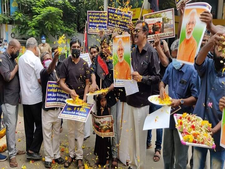Members of Thanthai Periyar Dravidar Kazhagam showered flowers on PM Modi's portrait in Coimbatore as a mark of protest against fuel price hike. Watch Video... ராக்கெட் வேகத்தில் உயரும் எரிபொருட்களின் விலை... பிரதமர் மோடியின் படத்துக்கு மலர்தூவி நூதன போராட்டம்!