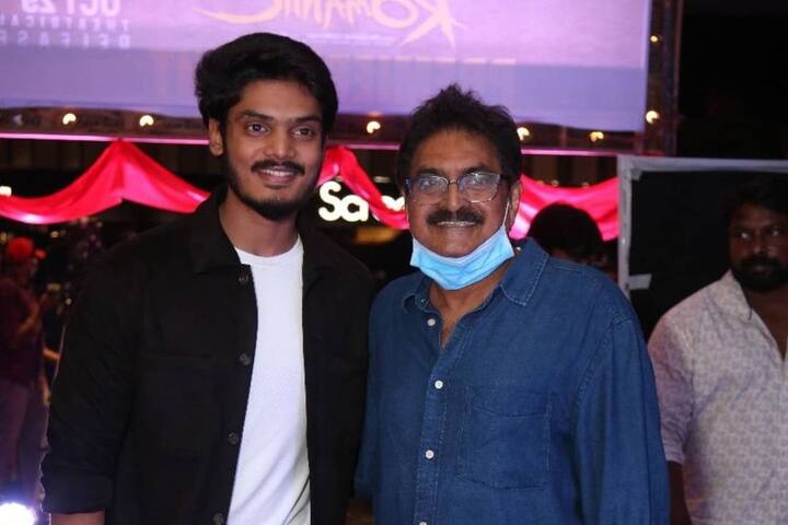 (Photo Courtesy: PuriConnects Instagram) ప్రముఖ దర్శకుడు స్రవంతి రవికిశోర్ కూడా రొమాంటిక్ సినిమా చూడడానికి వచ్చారు.