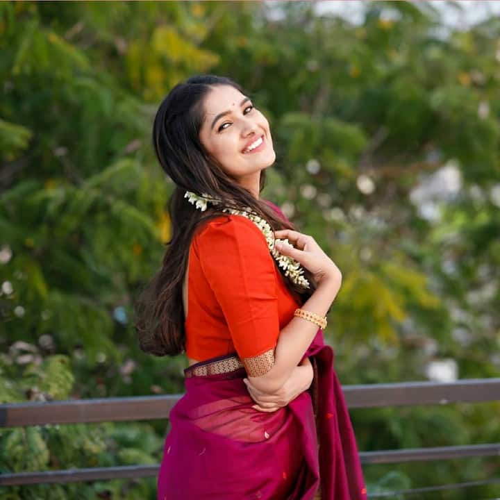 கைகளில் உன்னைத் தொடாமல் கண்கள் தூங்குமா
