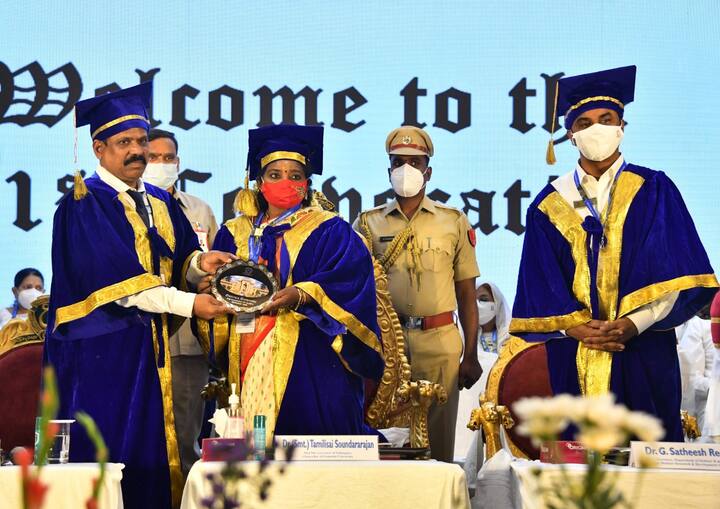 2018-2019, 2019-2020 విద్యా సంవత్సరాలకు సంబంధించి విద్యార్థులు స్వర్ణ పతకాలు, 350 మంది విద్యార్థులకు ఎంఫిల్, పీహెచ్డీ పట్టాలు ప్రదానం చేశారు.