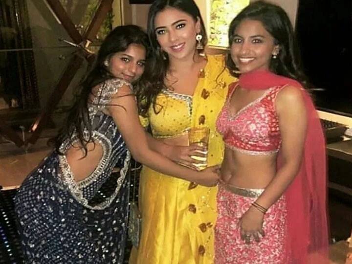 हमने आपको अपनी इस स्टोरी में सुहाना खान के सबसे खूबसूरत लहंगे वाला लुक दिखाया है. सुहाना फिलहाल न्यूयॉर्क यूनिवर्सिटी के टिश स्कूल ऑफ आर्ट्स में पढ़ाई कर रही हैं. अपनी कॉलेज की पढ़ाई पूरी करने के बाद सुहाना खान बॉलीवुड में अपनी शुरुआत कर सकती हैं.