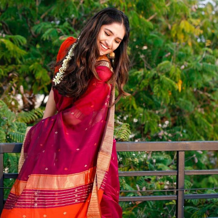 இதழ்களின் மேலே இதழ்களினாலே கலைகளைத் தீட்டு சுபகொடி ஏற்று
